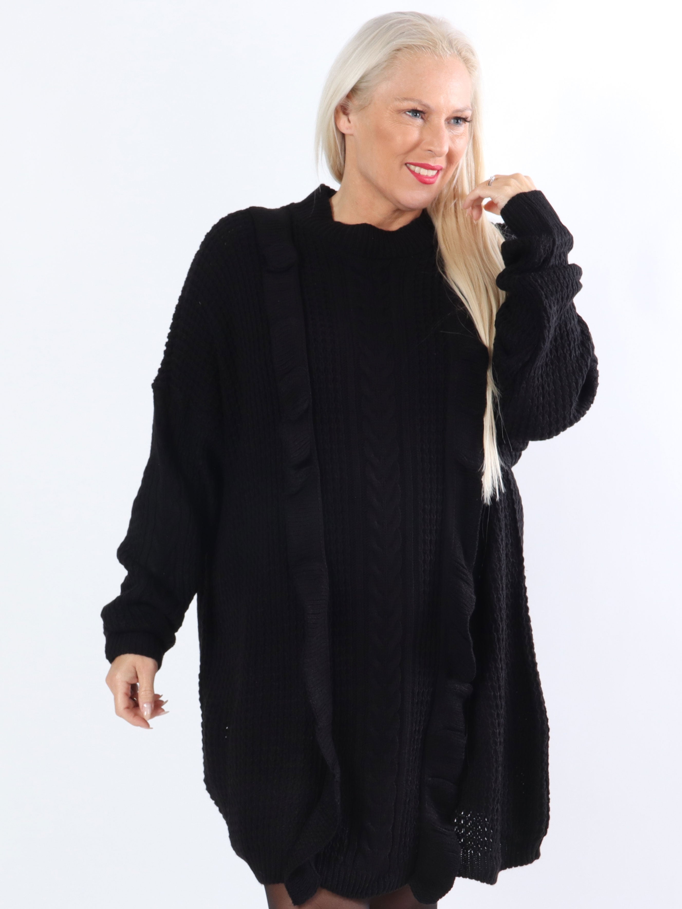 Lalisa - Plus size stickad klänning med kabelstickning och volanger - White